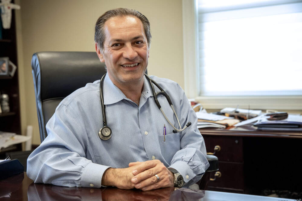 Dr Vartan Yeghiazarians, dans sa clinique de Methuen.  (Robin Lubbock/WBUR)