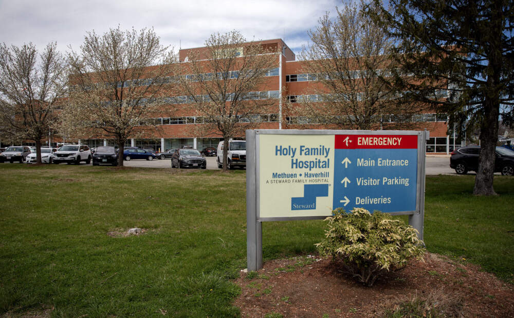 Un panneau au Holy Family Hospital, un hôpital Steward à Haverhill, Massachusetts. (Robin Lubbock/WBUR)