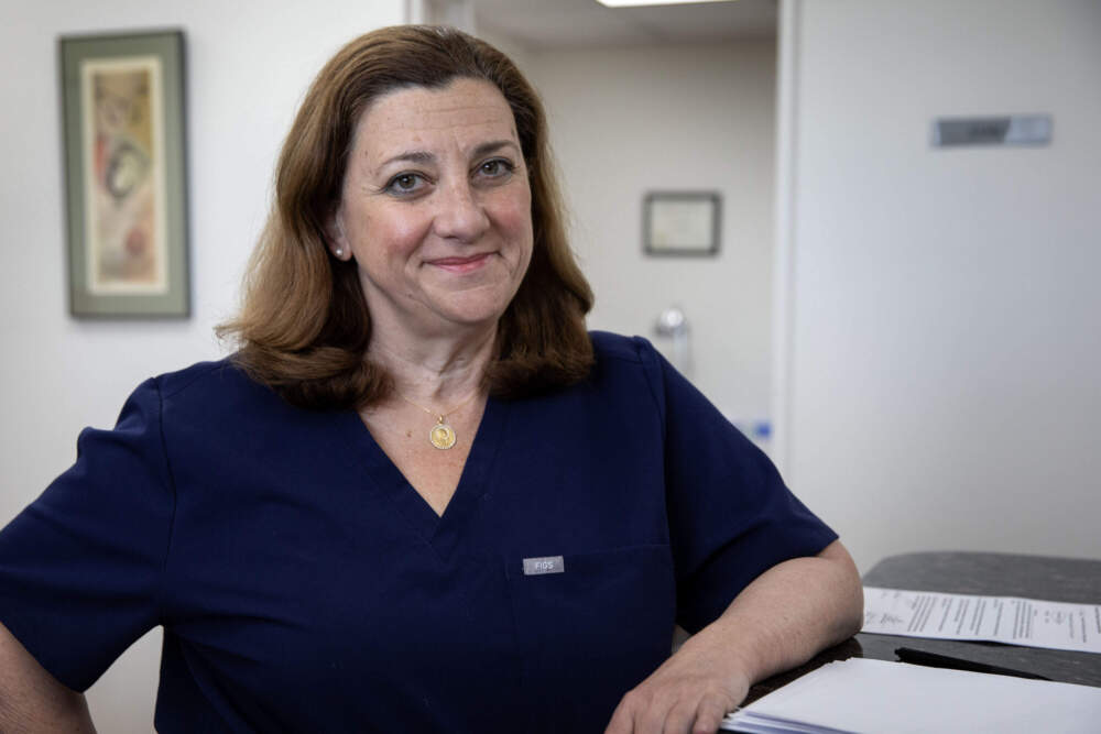 Dr Paula Muto, dans sa clinique de North Andover, Mass. (Robin Lubbock/WBUR)
