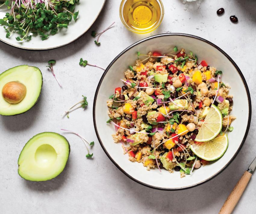 Salade de quinoa aux avocats, poivrons et pois chiches