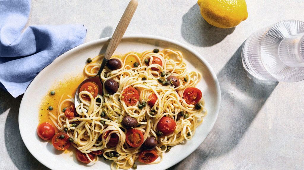 assiette de spaghetti aux tomates cerises et olives noires