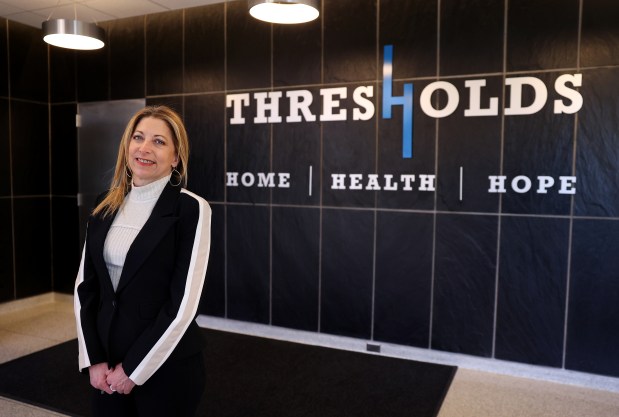 Heather O'Donnell, vice-présidente principale des politiques publiques et du plaidoyer de Thresholds, est au bureau de Thresholds dans le nord de Chicago le 24 avril 2024. (Chris Sweda/Chicago Tribune)