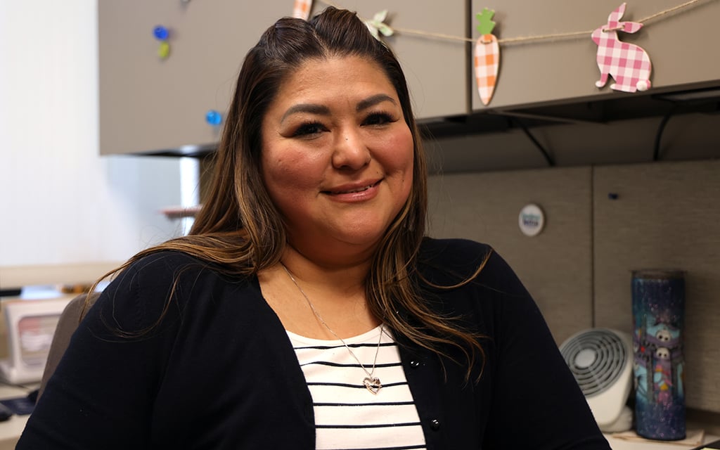 Elsa Perez, interprète médicale de langue espagnole au centre médical Banner Estrella, affirme que les services d'interprétation sont d'une grande aide pour les patients.  