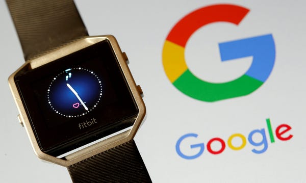 PHOTO DE DOSSIER : La montre Fitbit Blaze est vue devant un logo Google affiché sur cette photo d'illustration prise le 8 novembre 2019. REUTERS/Dado Ruvic/File Photo