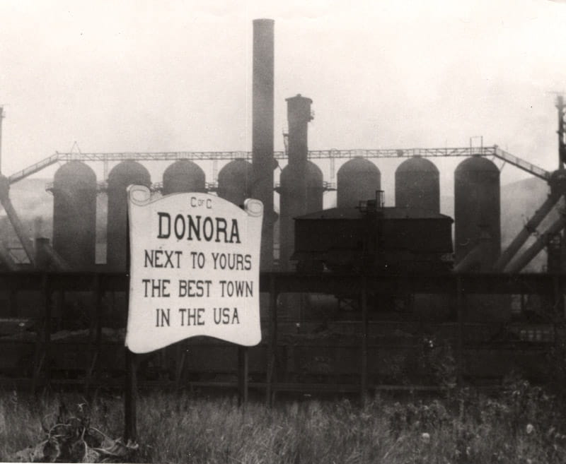 L'épais smog qui s'est produit en octobre 1948 à Donora, en Pennsylvanie, a contribué à susciter des efforts nationaux visant à réduire les effets de la pollution.  (Bibliothèque nationale de médecine)