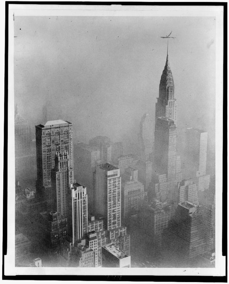 Le smog obscurcit la vue sur les toits de la ville de New York en 1953. (Photo de la Bibliothèque du Congrès/World-Telegram par Walter Albertin)