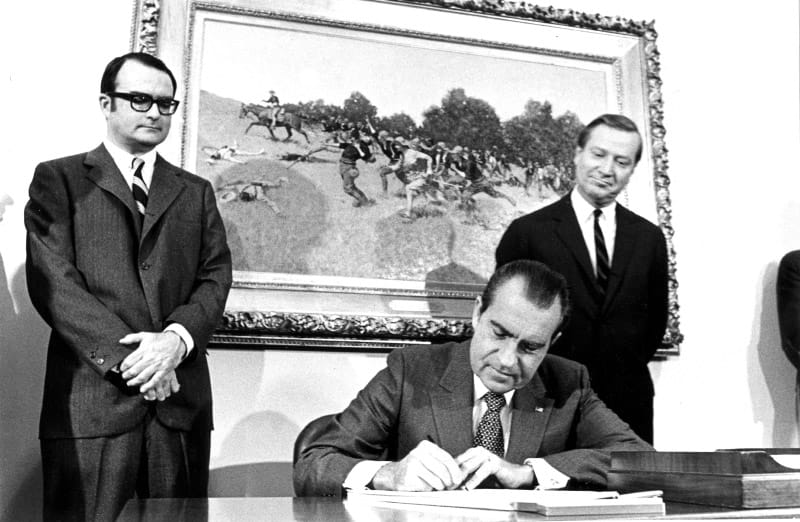 Le président Richard Nixon a signé le Clean Air Act le 31 décembre 1970. La loi autorisait l'Environmental Protection Agency à réglementer les sources de pollution atmosphérique.  (Bibliothèque Richard Nixon/Archives nationales)