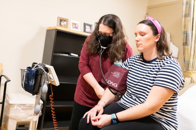 L'interniste Rebecca Mishuris mesure les signes vitaux de Rachel Albrecht, 30 ans, lors d'une récente visite.