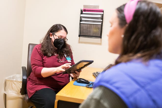 Le Dr Rebecca Mishuris, médecin-chef du Brigham and Women's Hospital de Boston, teste l'utilisation d'une application pour enregistrer puis générer un résumé écrit de la visite d'un patient.