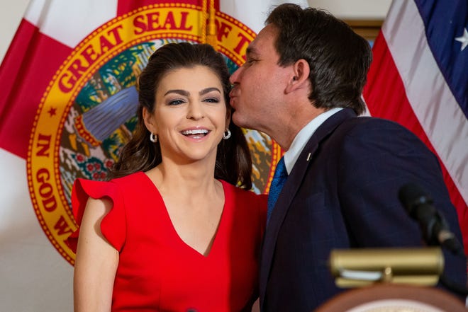 Le gouverneur Ron DeSantis embrasse sa femme, Casey DeSantis, à l'intérieur du Florida Governors Mansion après avoir mentionné que c'était la Saint-Valentin lors de l'introduction de la table ronde collaborative Cancer Connect, le mercredi 14 février 2024.