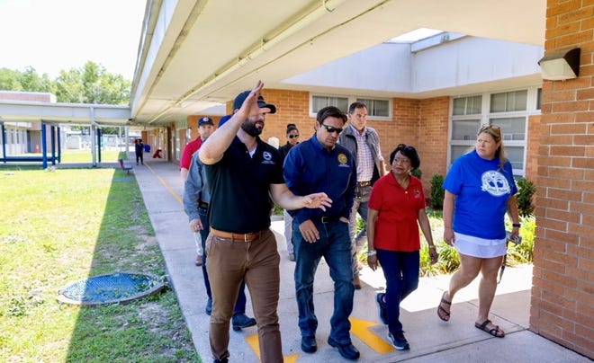 Le gouverneur Ron DeSantis s'est arrêté au bus Hope Florida, qui se trouvait à l'école élémentaire Sabal Palm, pour aider ceux qui en avaient besoin après les tempêtes du 10 mai qui ont dévasté la région de la capitale.