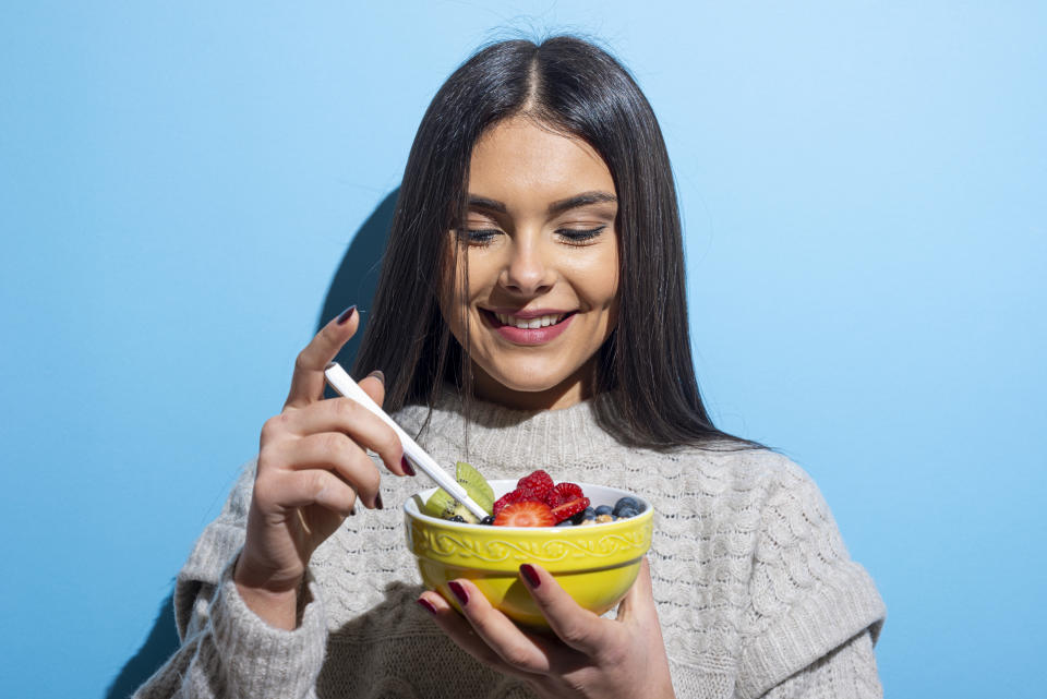 Jeune femme mangeant un petit-déjeuner muesli sur fond bleu.Studio Shot.  Sharp a averti que même si la suppression du sucre peut avoir des avantages, les régimes restrictifs à long terme peuvent conduire à des crises de boulimie.  (Image via Getty)