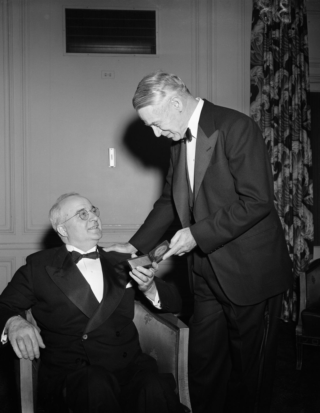Midgley, qui a contracté la polio en 1940, a reçu plusieurs honneurs au cours des dernières années de sa vie.  Ici, il reçoit le prix Willard Gibbs de la section de Chicago de l'American Chemical Society en 1942.