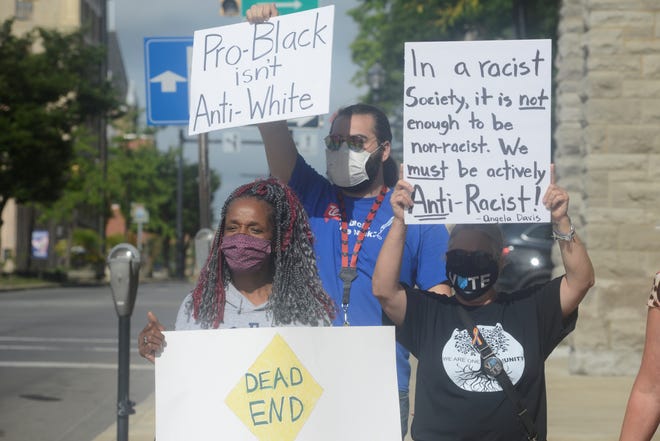 Latonya Palmer, à gauche, a mené une manifestation en août 2020 après le rejet par le conseil municipal de Mansfield d'une résolution qui aurait déclaré le racisme comme une crise de santé publique dans le comté de Richland, la plus grande ville de l'Ohio.