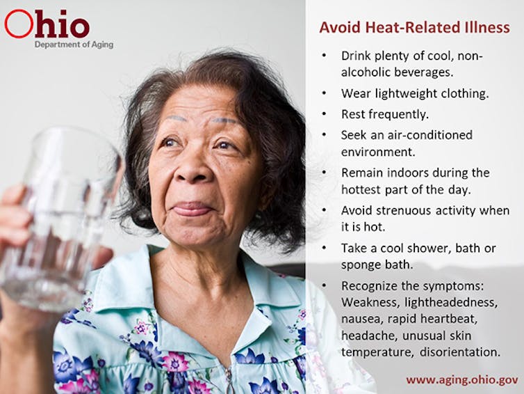 Une femme âgée tient un verre d’eau à côté d’une liste de conseils de sécurité destinés aux personnes âgées confrontées à des vagues de chaleur.
