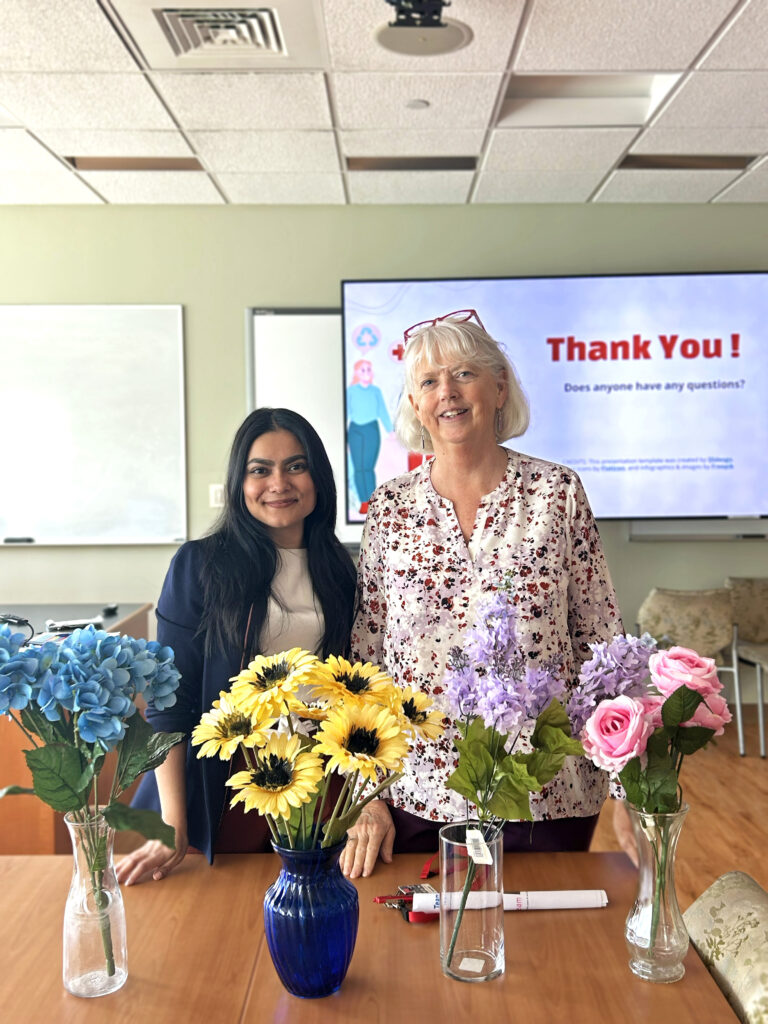 Carol Dolan (à droite) et Moneesha Dasgupta (à gauche), assistante pédagogique de Dolan