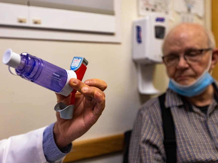 Miguel Divo, pneumologue au Brigham and Women's Hospital de Boston, tient un inhalateur-doseur.  Les versions actuelles libèrent un gaz à effet de serre jusqu'à 3 000 fois plus puissant que le dioxyde de carbone.