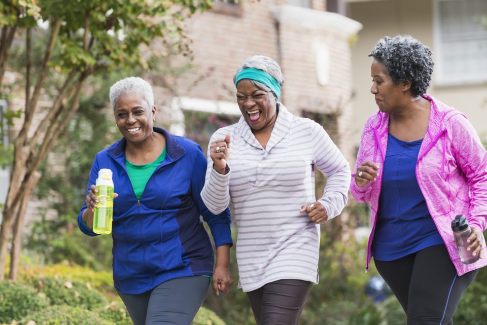 Trois femmes noires faisant de l'exercice ensemble.