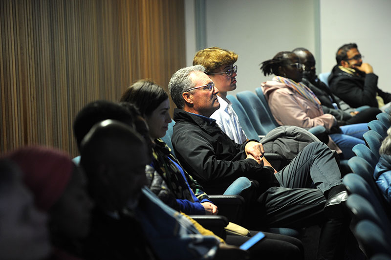 Le public écoute attentivement le professeur Edina Sinanovic discutant de l'économie de la santé dans le contexte sud-africain.