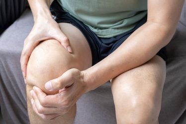 L'acupression DIY pourrait soulager les douleurs arthritiques au genou.  Voici comment procéder