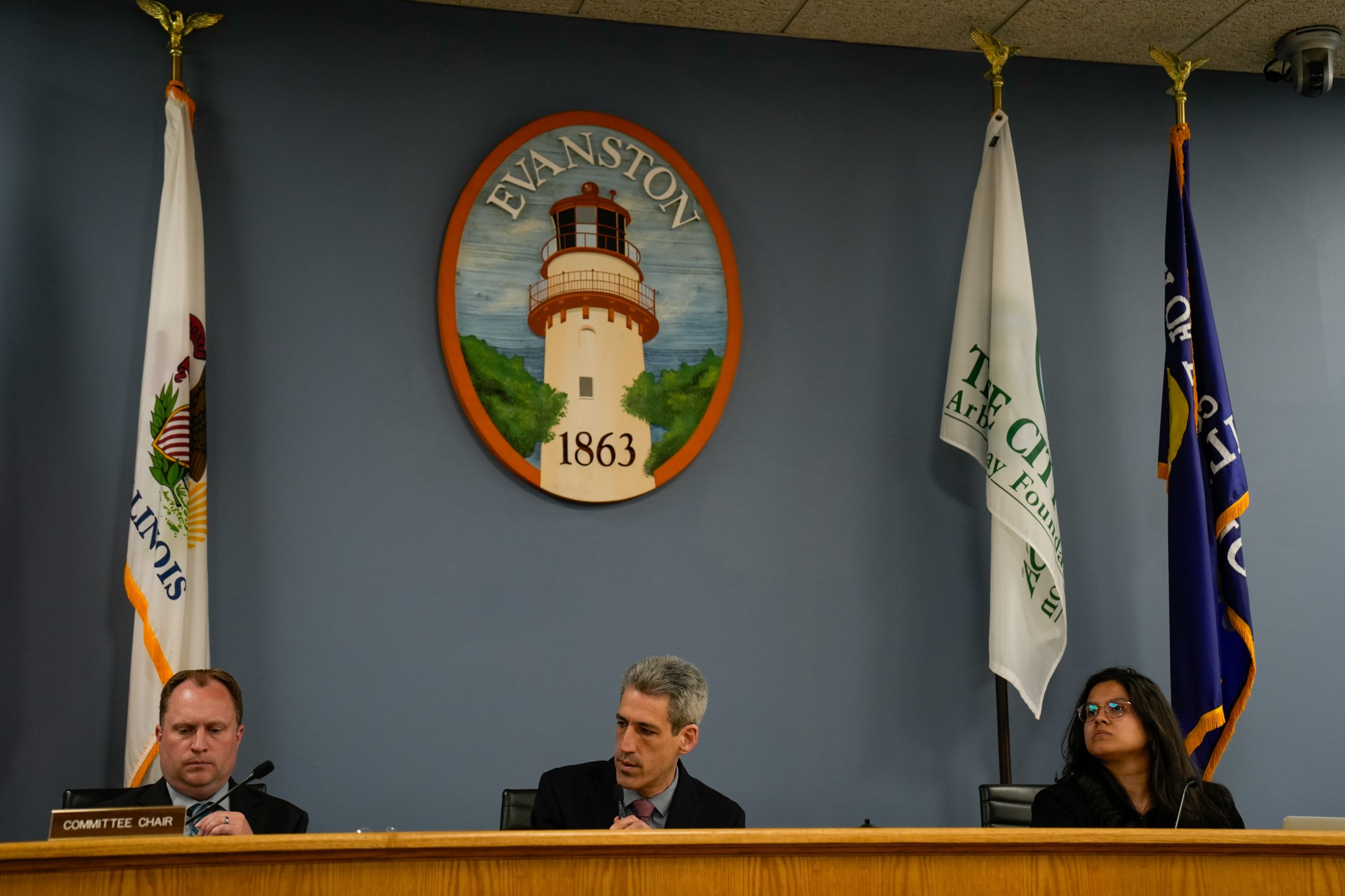 Le maire Daniel Biss avec le directeur municipal Luke Stowe et la greffière municipale Stephanie Mendoza.