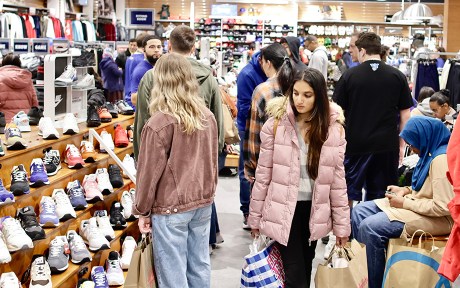 Photo d’illustration : Américains faisant leurs courses dans un magasin.
