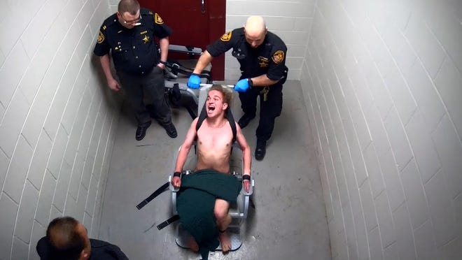 Isaiah Trammell, comme beaucoup de personnes autistes, détestait être restreint.  Les agents de la prison du comté de Montgomery l'ont attaché à deux reprises sur une chaise de contention avec les poignets, les chevilles et les épaules liés.