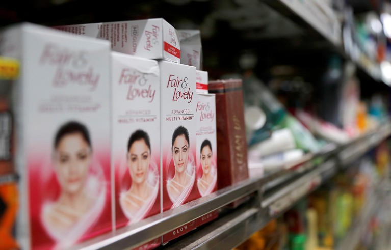 Des boîtes de "Juste et charmant" marque de produits éclaircissants pour la peau sur les étagères d'un magasin de consommation à New Delhi, Inde, le 25 juin 2020.