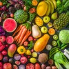 Fruits et légumes crus colorés, aliments végétaliens variés, arrangement arc-en-ciel vif