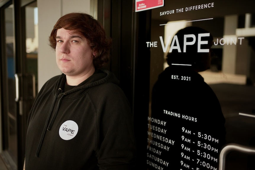 Sean White porte un sweat à capuche noir avec le logo du magasin de vape où il travaillait.
