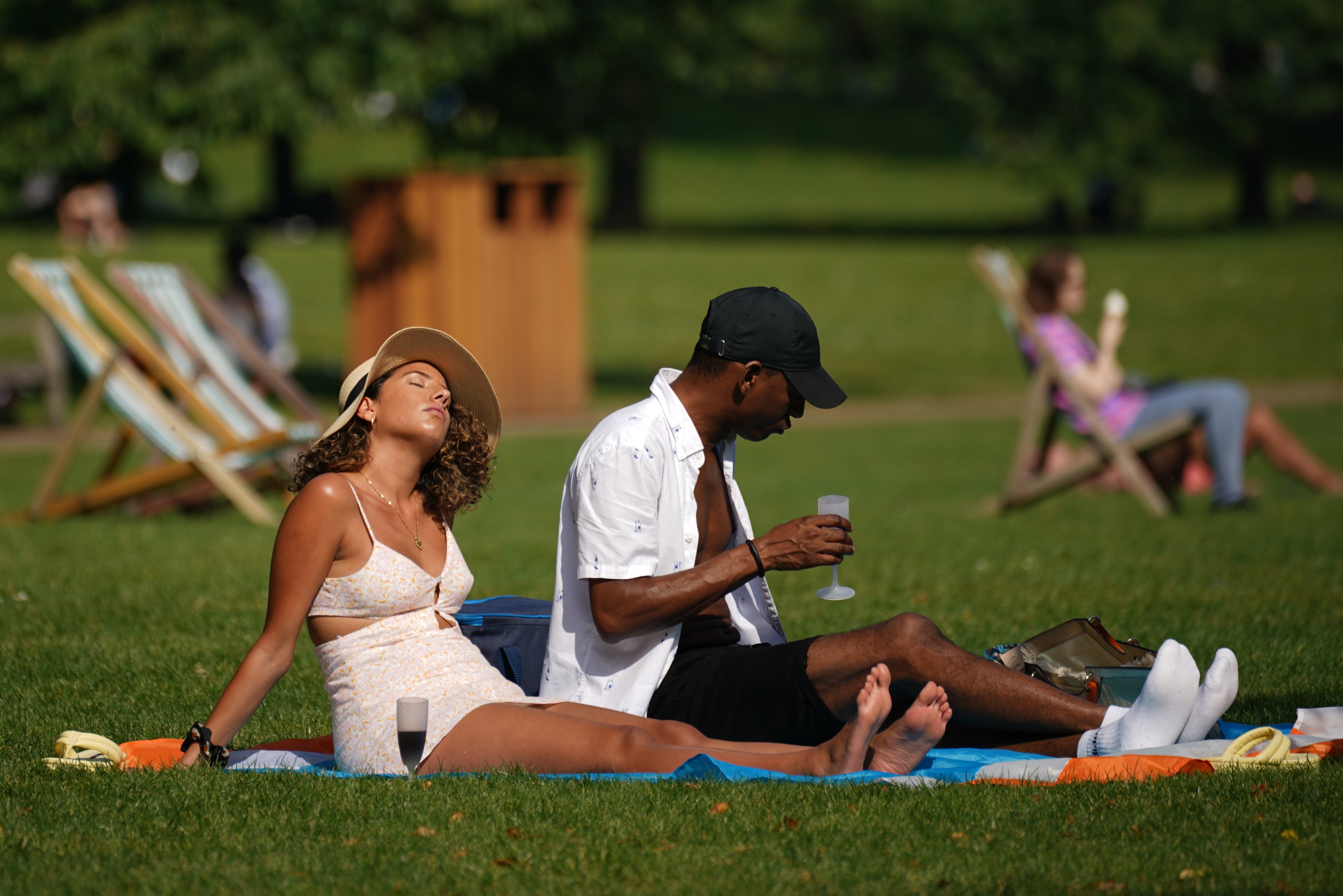 Les gens de la vague de chaleur au Royaume-Uni profitent du soleil à St James's Park, Londres