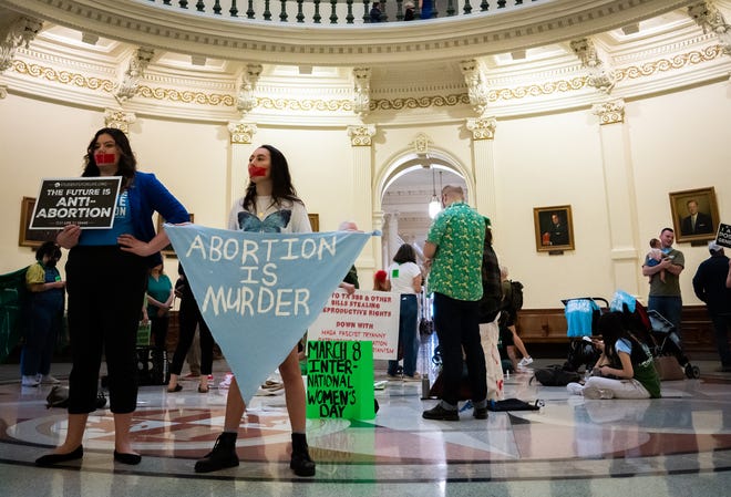 Sur cette photo d'archive, des militants anti-avortement se tiennent au Capitole de l'État du Texas pour protester contre un sit-in de la Journée internationale de la femme en faveur du droit à l'avortement, le 8 mars 2023. Sara Diggins, homme d'État américain d'Austin.