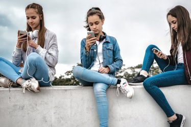 L'appel du chirurgien général à des étiquettes d'avertissement sur les réseaux sociaux souligne les inquiétudes concernant la santé mentale des adolescents