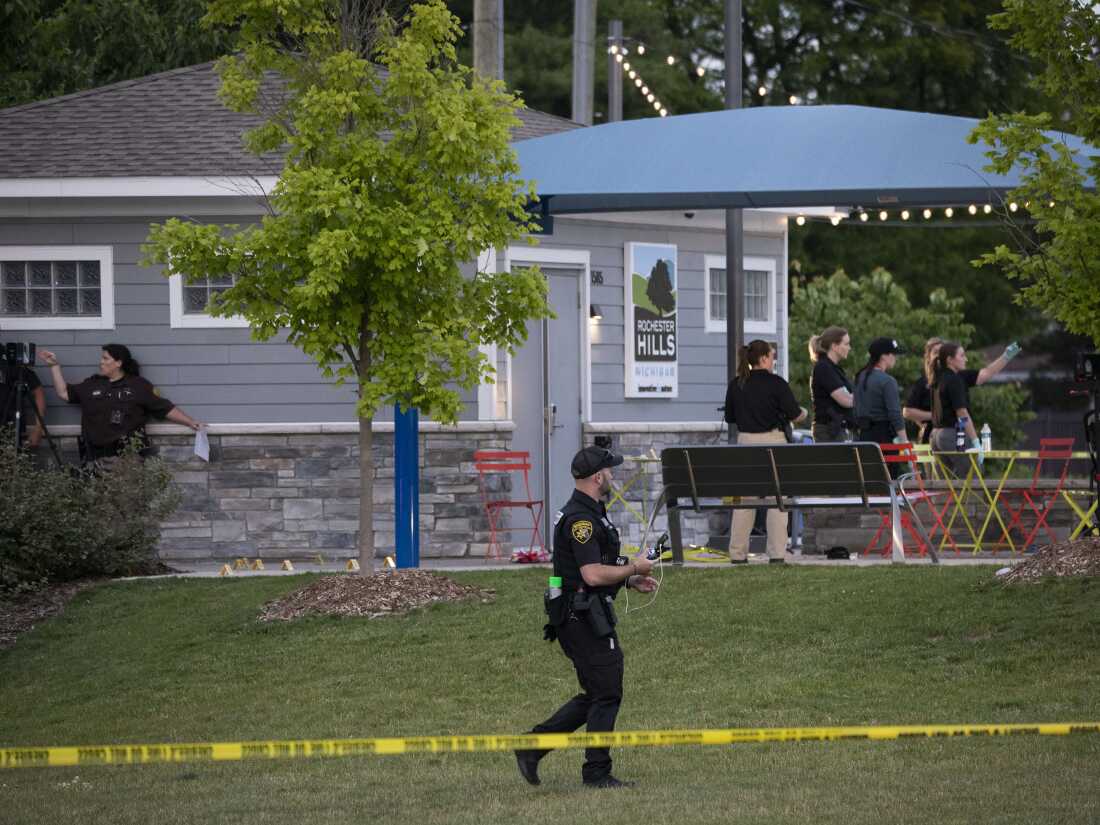 La police enquête sur les lieux d'une fusillade au Brooklands Plaza Splash Pad à Rochester Hills, Michigan.