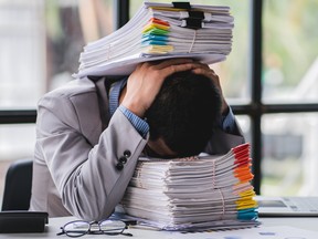 Les initiatives de bien-être au travail, telles que la formation à la gestion du temps, ne semblent pas bénéficier à la santé mentale, selon une étude.