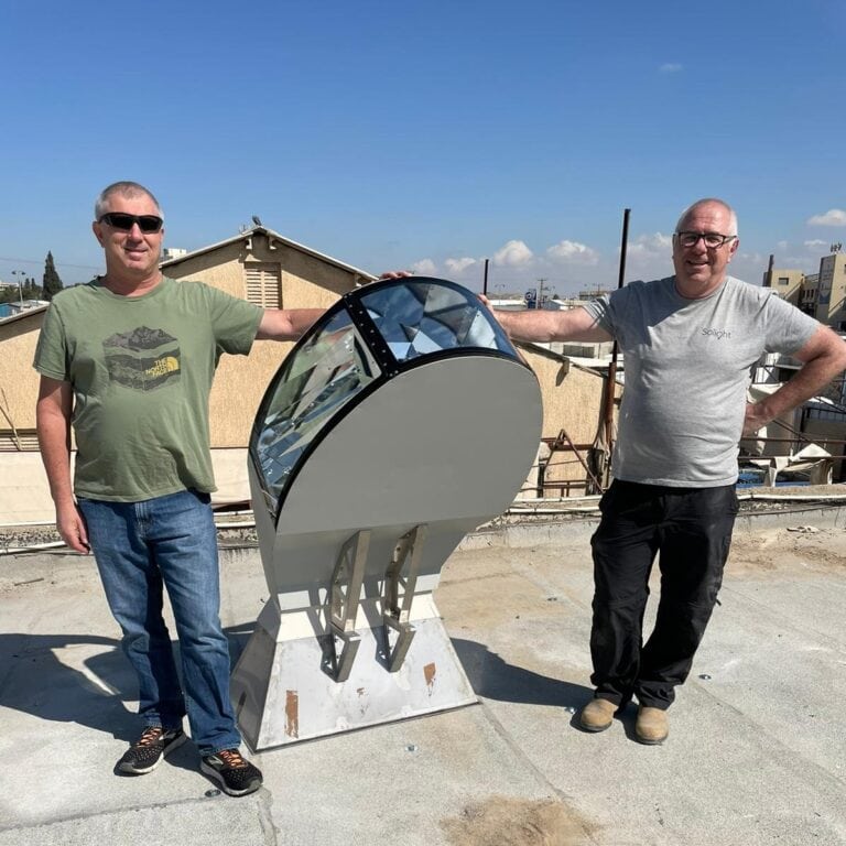 Les cofondateurs et frères Dror Becker, à gauche, et Ofer Becker dans le bâtiment du Southern Israel Bridging Fund, à Beersheva.  Photo gracieuseté de Solight