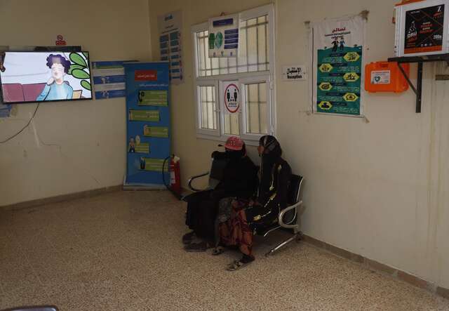 Deux femmes sont assises ensemble dans la salle d'attente d'un centre de santé de l'IRC.