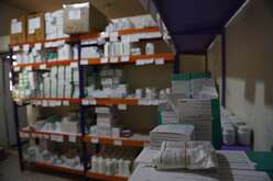 Un stock de médicaments au centre de santé de l'IRC.