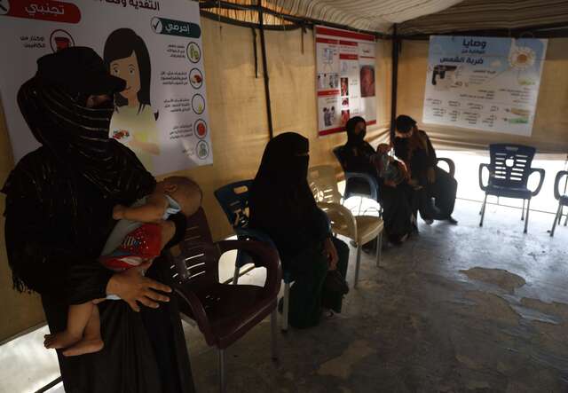 Un groupe de femmes sont assises ensemble dans la salle d'attente d'un centre de santé de l'IRC.