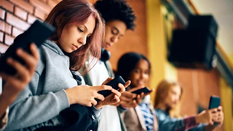 Getty Images Des adolescents regardent leur téléphone (Crédit : Getty Images)