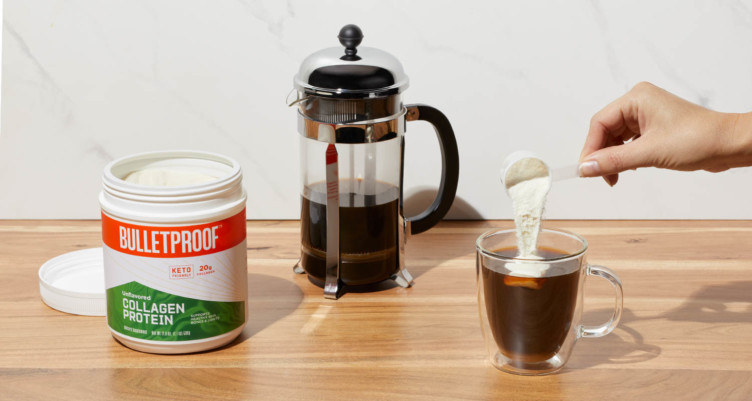 Ajouter une cuillère de protéine de collagène sans saveur Bulletproof à une tasse de café