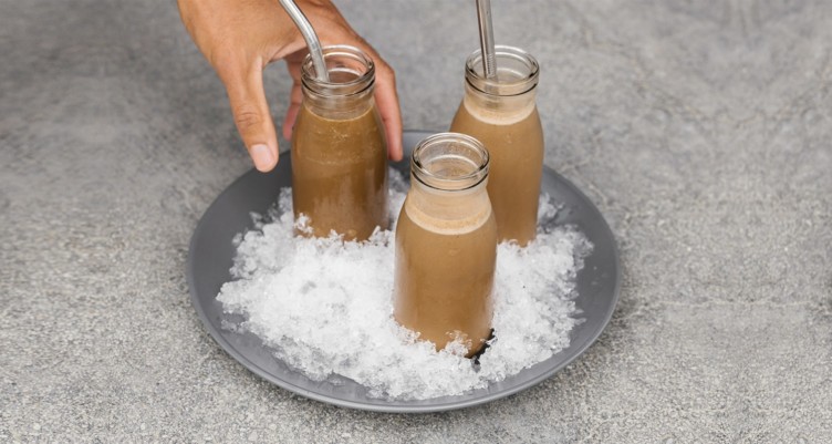 Pots de Keto Iced Coffee Protein Shake sur glace