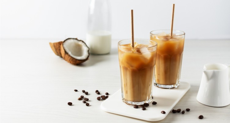 Café glacé au lait de coco dans de grands verres