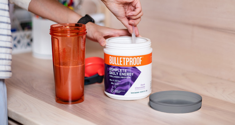 Prendre une cuillère de Bulletproof Complete Daily Energy Collagen Protein