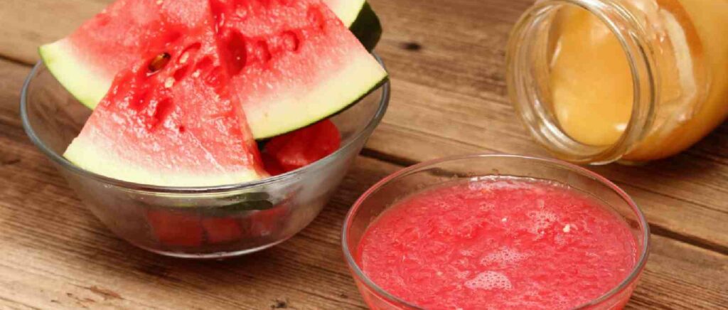 Use watermelon to make an acne face mask this summer