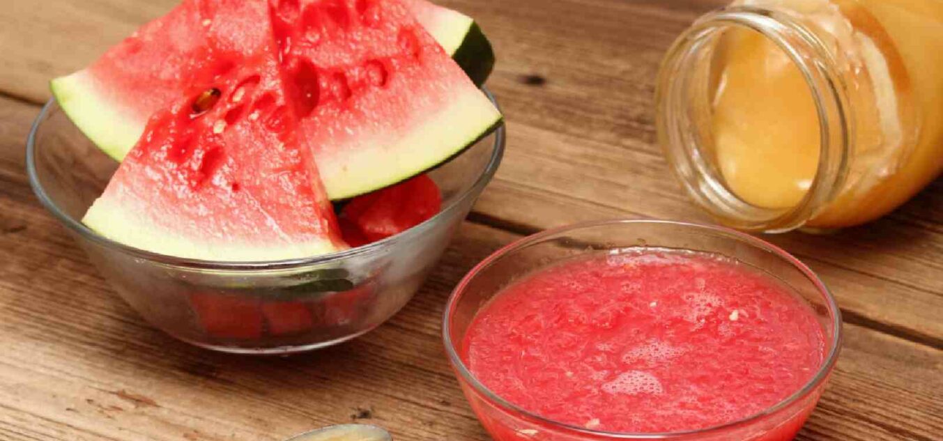 Use watermelon to make an acne face mask this summer