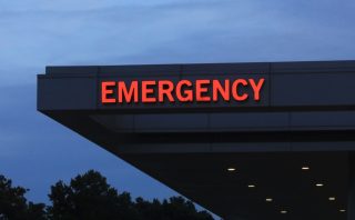 Comment aider les patients qui se présentent aux urgences 100 fois par an ?  : Coups