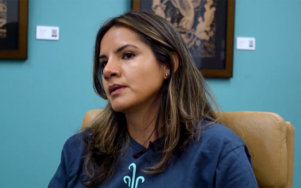Ileana Salinas, récipiendaire du DACA et responsable du programme chez Aliento, qui fournit des services aux jeunes et aux familles sans papiers.  (Photo de John Leos/Cronkite News)