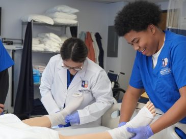 Bloomberg Philanthropies lance des écoles secondaires innovantes axées sur les soins de santé, les premières en son genre, dans 10 communautés urbaines et rurales à travers le pays