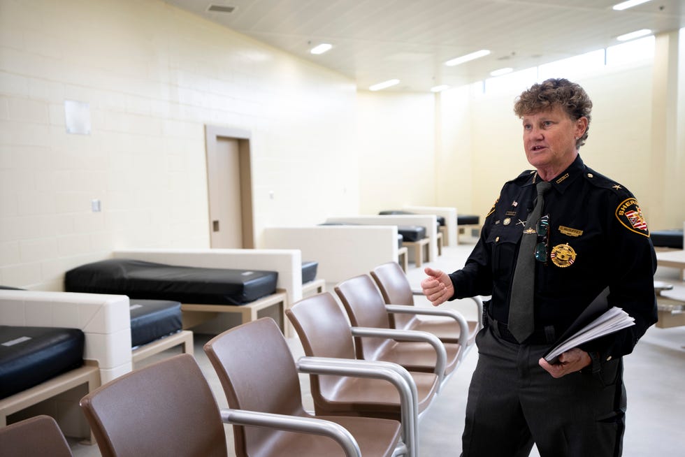 Le shérif du comté de Hamilton, Charmaine McGuffey, se trouve à l'intérieur de la section de traitement de la toxicomanie de la prison du comté de Hamilton à Cincinnati lors d'une visite le mardi 19 septembre 2023.